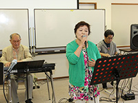 心を込めて歌ってますね！