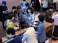 受付風景　佐藤・小田・佐藤