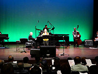 演奏者と一緒に会場全員で歌う