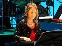 笛の伴奏をする倉本