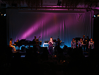 バンドとバックコーラスで独唱 1