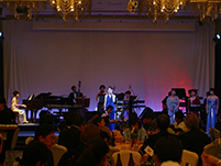 バンドとバックコーラスで独唱 2