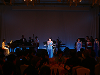 バンドとバックコーラスで独唱 3