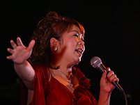 熱唱中の倉本です