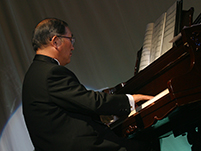 「シェルブールの雨傘」を演奏中