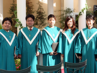 チャペルの混声四部聖歌隊とオルガニスト