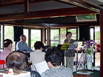 「安里屋ユンタ」熱唱